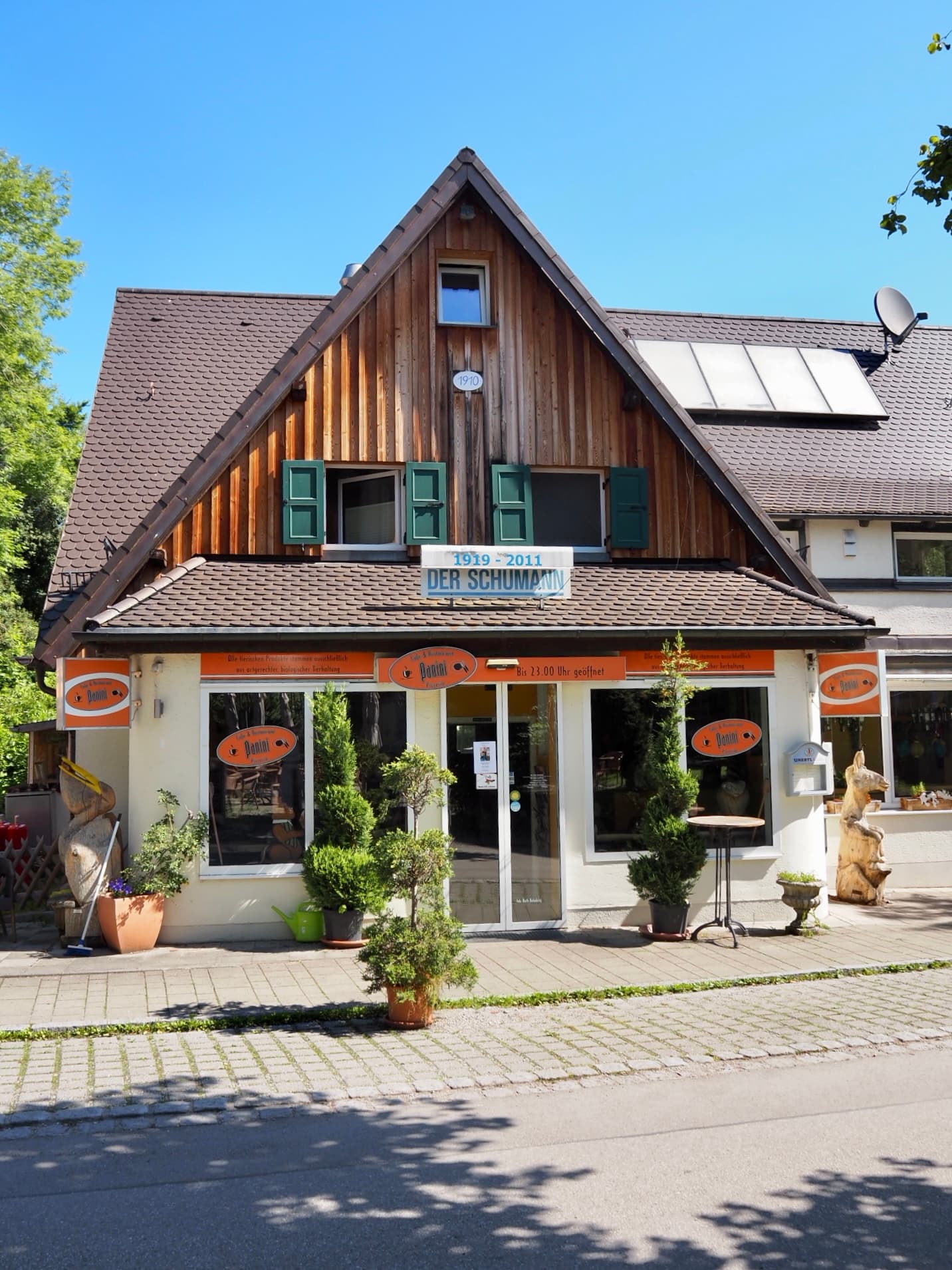 Impression from everyday café life